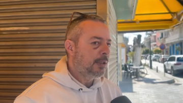 Είμαι τυχερός αφού γλίτωσα, έχω σκεφτεί να φύγω από τη Γαστούνη, λέει ο περιπτεράς που ξυλοκοπήθηκε από ομάδα 20 Ρομά