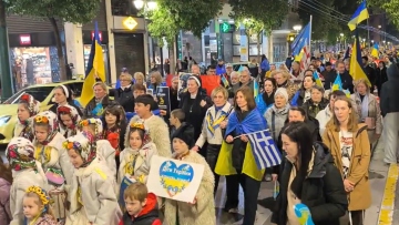 Πορεία της ουκρανικής κοινότητας από τα Προπύλαια στο Σύνταγμα, ζητούν να μπει τέλος στον πόλεμο