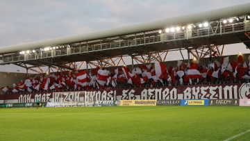 ΑΕΛ: Ταυτοποιήθηκε και συνελήφθη οπαδός που πέταξε σακούλα με παγάκια και ξηρούς καρπούς στον διαιτητή
