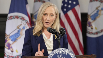 Άμπιγκεϊλ Σπάνμπεργκερ: Η πρώην πράκτορας της CIA που επέλεξαν οι Δημοκρατικοί για να απαντήσει στην ομιλία Τραμπ