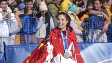 Αϊλίν Γκου: «Ο λόγος που άργησα είναι γιατί μόλις έμαθα ότι πέθανε η γιαγιά μου»