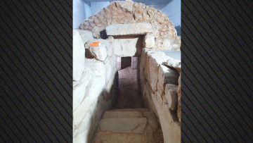 Ελληνιστικό ταφικό μνημείο σε πιλοτή πολυκατοικίας στην καρδιά της Δράμας