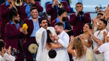 Το ζευγάρι που παντρεύτηκε στο show του Bad Bunny στο Super Bowl είχε γνωριστεί στα επείγοντα ενός νοσοκομείου
