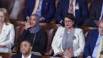 «Σκοτώνετε Αμερικανούς»: Η στιγμή που Δημοκρατική βουλευτής διακόπτει φωνάζοντας την ομιλία του Τραμπ