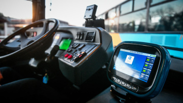 Σε διαθεσιμότητα οδηγός λεωφορείου στην Αθήνας που έτρωγε στο τιμόνι, δείτε βίντεο
