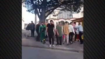 Νέο βίντεο από Γαστούνη: Οι Ρομά συνεχίζουν να βανδαλίζουν το περίπτερο ακόμη και μετά την άφιξη της Αστυνομίας
