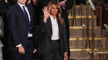 Με γκρι κοστούμι Dolce & Gabbana η Μελάνια Τραμπ στην ομιλία για την Κατάσταση της Ένωσης, δείτε βίντεο