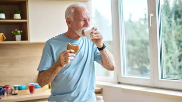 Ένα ποτήρι γάλα μετά την προπόνηση κάνει θαύματα στα οστά των 60χρονων – Τι δείχνει έρευνα