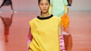 Τα σατέν sneakers είναι τα πιο κομψά αθλητικά που θα αποκτήσετε ποτέ
