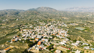 Μια διαδρομή στην ενδοχώρα του Ηρακλείου: Αρχαίοι μύθοι, αμπέλια και μινωικά μνημεία
