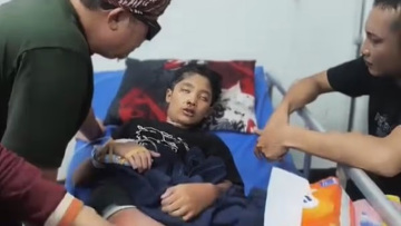 Παιδί στην Ινδονησία αποκαλύπτει, λίγο πριν πεθάνει, ότι η μητριά του το ανάγκασε να πιει βραστό νερό, βίντεο