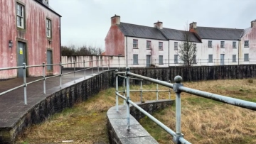 Το χωριό φάντασμα που στήριξε ο βασιλιάς Κάρολος και σαπίζει: Πώς είναι η ζωή στο αποτυχημένο πρότζεκτ των 100 εκατ. ευρώ στην Ουαλία