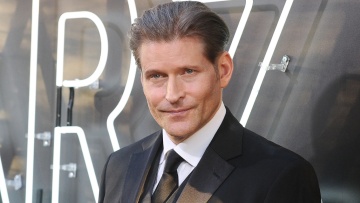 O ηθοποιός Κρίσπιν Γκλόβερ κατηγορείται από μοντέλο ότι προσπάθησε να την κάνει «σκλάβα του σεξ»