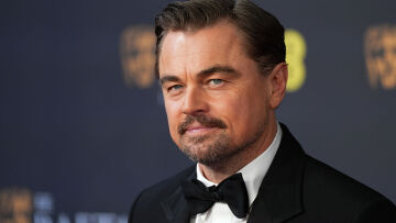 Δεν είχε κάποιο μοντέλο στο πλευρό του - Ο Λεονάρντο Ντι Κάπριο στα BAFTA με τη μητέρα του (εικόνα)