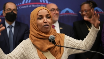 Ιλχάν Ομάρ: Από τον πόλεμο της Σομαλίας στο Κογκρέσο και... στο μάτι του Ντόναλντ Τραμπ