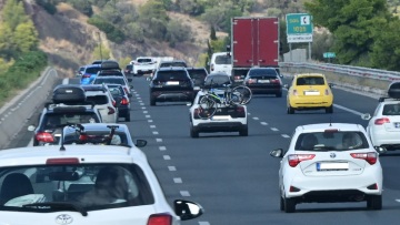 Καραμπόλα τεσσάρων φορτηγών με βυτιοφόρο στην Αθηνών - Κορίνθου στο ύψος του Ασπρόπυργου