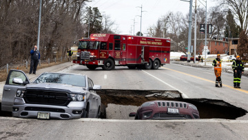 Άνοιξε τρύπα σε δρόμο στη Νεμπράσκα και «κατάπιε» δύο αυτοκίνητα, δείτε βίντεο