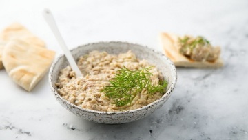 Ρεγγοσαλάτα όπως στα παλιά ουζερί: Πώς φτιάχνουμε τον μερακλίδικο μεζέ με καπνιστή ρέγγα