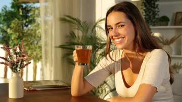 Τσάι, μαύρη σοκολάτα και μούρα «ξυπνούν» τον εγκέφαλο – Τι δείχνει νέα μελέτη