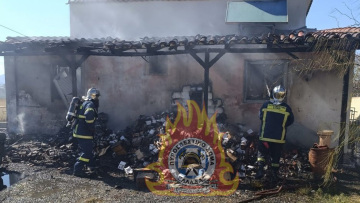 Υπό έλεγχο η φωτιά που ξέσπασε σε σπίτι στο Λουτράκι, δείτε βίντεο