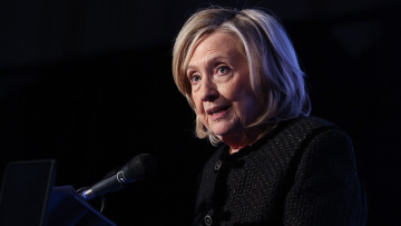 Η Χίλαρι Κλίντον καταθέτει ότι «δεν είχε ιδέα» για τα εγκλήματα του Επστάιν και ζητά να εξεταστεί ο Τραμπ