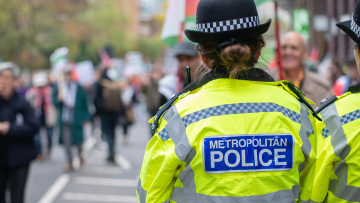 Αστυνομικός στη Βρετανία απολύθηκε, για 2 μήνες παρίστανε ότι δούλευε από το σπίτι χρησιμοποιώντας μια κορνίζα