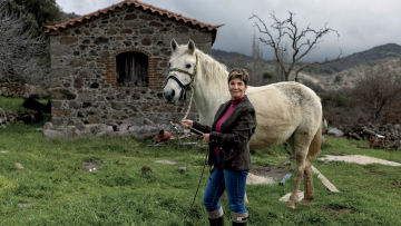 Η Ελένη Σιβρή επέστρεψε στη Λέσβο, για να παράγει προϊόντα από τριαντάφυλλο: «Η όσφρηση και η γεύση ανακαλούν μνήμες ανθρώπων»