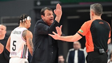 Έξαλλος ο Αταμάν στην τελευταία επίθεση του Παναθηναϊκού, ζήτησε φάουλ πάνω στο τρίποντο του Χέιζ-Ντέιβις και αποβλήθηκε