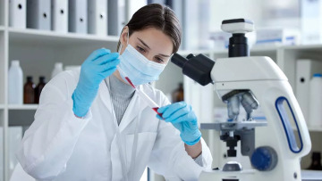 Νόσος Αλτσχάιμερ: Τεστ αίματος την προβλέπει έως και 4 χρόνια πριν «χαθεί» η μνήμη