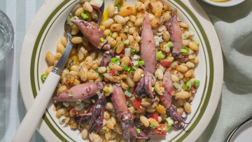 Φασόλια φούρνου με καλαμαράκια λεμονάτα