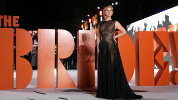 Τζέσι Μπάκλεϊ: Με διάφανο φόρεμα και κορσέ στο κόκκινο χαλί, δείτε φωτογραφία