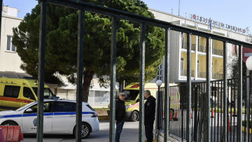 Θρίλερ στο Λουτράκι με τον θάνατο του 17χρονου: Τον πήγε τραυματισμένο στο νοσοκομείο ο αδερφός του, ψάχνουν να βρούν πώς μαχαιρώθηκε