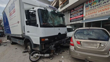 Τροχαίο στη Λ. Θηβών με 3 τραυματίες - Φορτηγό προσέκρουσε σε σταθμευμένα οχήματα, δείτε βίντεο και φωτογραφίες