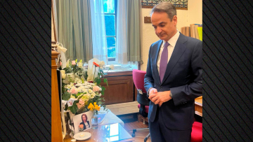 Ο Μητσοτάκης άφησε λουλούδι στο γραφείο στη Βουλή της δημοσιογράφου Αντιγόνης Πανέλλη που έφυγε από τη ζωή στα 57 της
