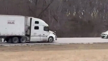 Οδηγός νταλίκας κινήθηκε ανάποδα σε αυτοκινητόδρομο των ΗΠΑ 
