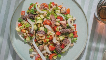 Σαλάτα πιαζ με μαυρομάτικα φασόλια και ξιδάτο χταπόδι