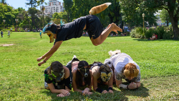 Η τάση therian όπου οι νέοι ταυτίζονται με ζώα, περπατούν στα 4 και ανεβαίνουν σε δέντρα, δείτε βίντεο και φωτογραφίες 

