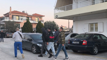 Συνελήφθη ανήλικος για το θανάσιμο μαχαίρωμα του 17χρονου στο Λουτράκι: «Ήρθα να παραδοθώ, είμαι αυτός που ψάχνετε» είπε στους αστυνομικούς