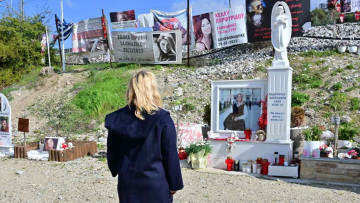 Λουλούδια στο σημείο της τραγωδίας στα Τέμπη άφησαν συγγενείς των θυμάτων, δείτε βίντεο και φωτογραφίες