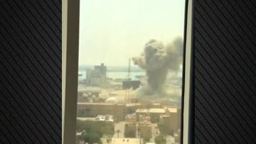 «Ω γαμώτο», η στιγμή που Αμερικανός καταγράφει από το σπίτι του τον βομβαρδισμό του 5ου Στόλου στο Μπαχρέιν - Δείτε βίντεο