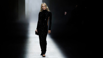 Η Κέιτ Μος περπάτησε στην πασαρέλα της Εβδομάδας Μόδας του Μιλάνου με αστραφτερό, αποκαλυπτικό φόρεμα