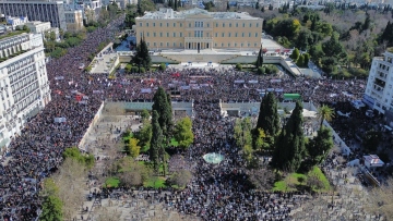 Συλλήψεις και προσαγωγές για τα επεισόδια στο Σύνταγμα, μολότοφ και φωτιές σε κάδους στη Θεσσαλονίκη