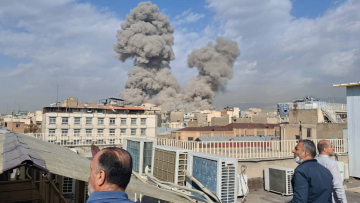 ΗΠΑ και Ισραήλ χτύπησαν το Ιράν, η Τεχεράνη απειλεί τις αμερικανικές βάσεις  - Εκρήξεις σε Μπαχρέιν, Άμπου Ντάμπι και Κουβέιτ