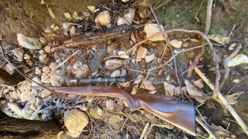 Εντοπίστηκαν καλάσνικοφ, όπλο με διόπτρα και σφαίρες στη λίμνη Μαραθώνα, δείτε φωτογραφίες