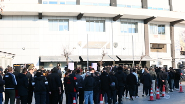 ΠΑΟΚ: Ουρές στην Τούμπα για την φανέλα των 100 χρόνων, φωτογραφίες 