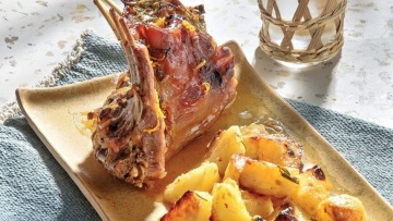 Αρνίσια παϊδάκια με πορτοκάλι στη λαδόκολλα
