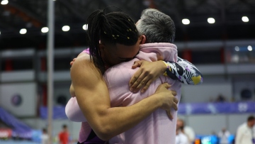 Εμμανουήλ Καραλής: Η αγκαλιά με τον πατέρα του που αξίζει... όσο ένα Παγκόσμιο Ρεκόρ, η κλήση του Μπούμπκα και ο Ντουπλάντις