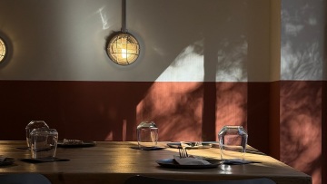 Ράντικαλ: Δυνατά ελληνικά πιάτα και ροκ στην Κυψέλη