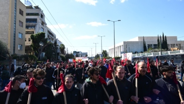 Πορεία και συγκέντρωση έξω από την αμερικανική πρεσβεία στην Αθήνα: «Κάτω τα χέρια από το Ιράν» φώναζαν, δείτε βίντεο