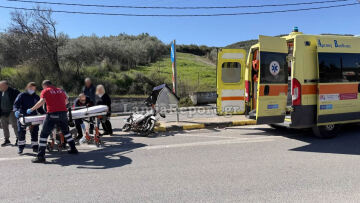 Τροχαίο στη Λαμία, αυτοκίνητο έκανε αναστροφή και συγκρούστηκε με μηχανάκι ντελίβερι